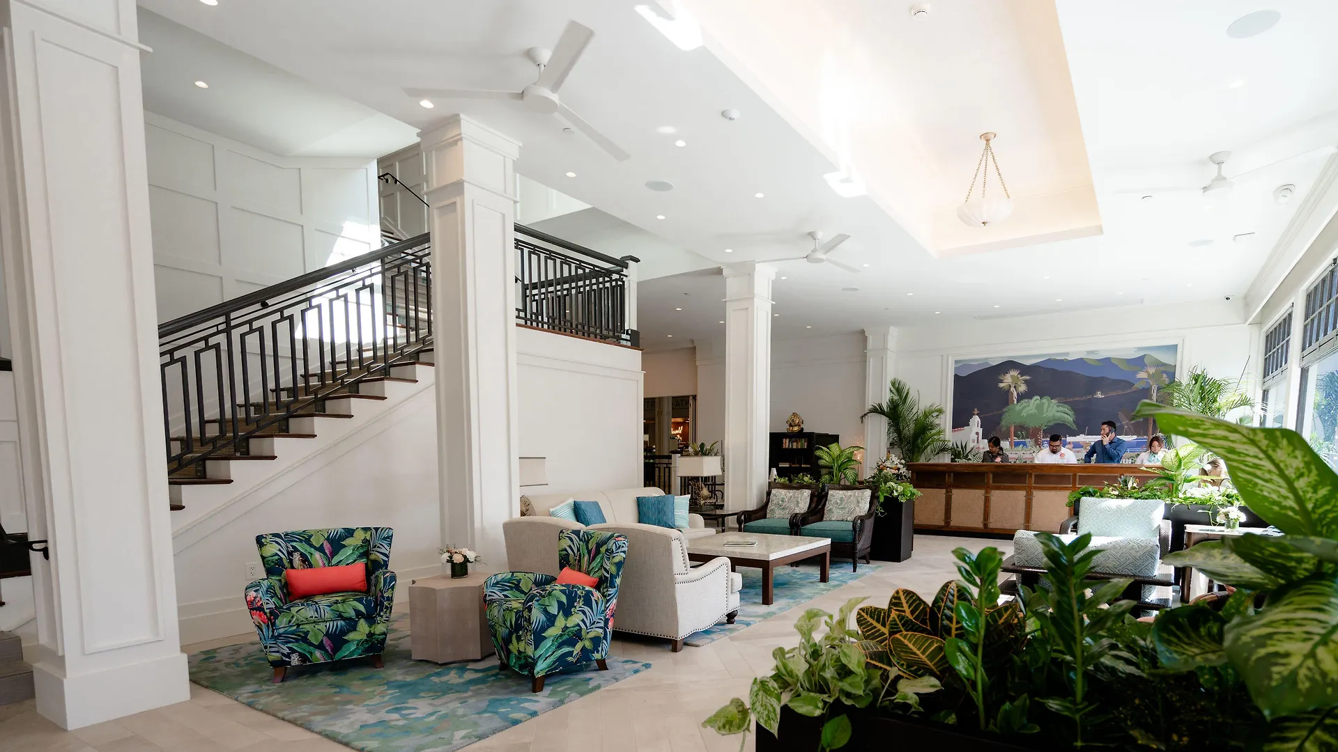 Where to Stay Near Wrigley Memorial: 2 Best Beach Hotels